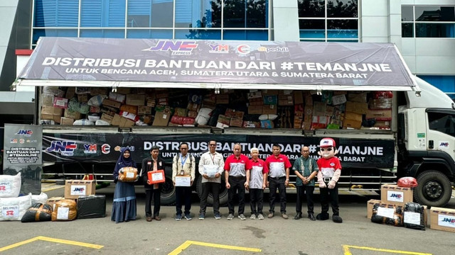 Kegiatan Pelepasan Truk Bantuan Logistik untuk Penyintas Bencana di Sumatera bersama JNE dan DT Peduli (Sumber : DT Peduli)