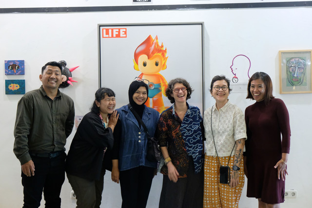 Pendiri ViaVia Jogja, Mie Cornoedus (tengah), pada pembukaan pameran "Tricenarian: 30 Tahun ViaVia", Sabtu (20/12). Foto: Pandangan Jogja/Dhia Al Fajr