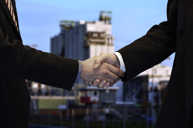 Ilustrasi Perjanjian Internasional (Gambar dari Gerd Altmann/Pixabay) https://pixabay.com/illustrations/handshake-contract-agreement-6796386/