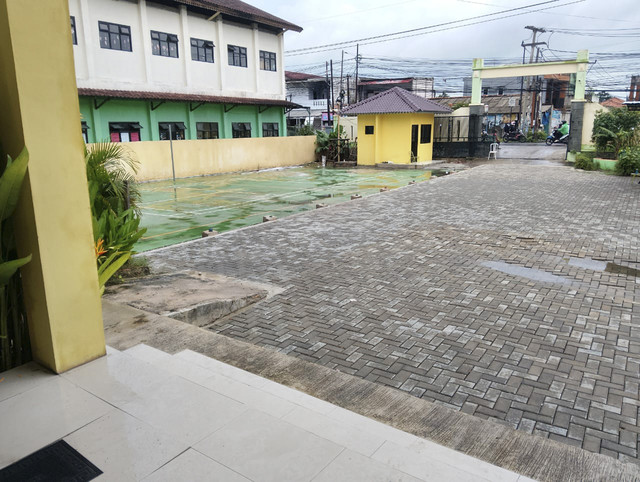 Suasana halaman Kantor Kelurahan Kebalen, Kecamatan Babelan, Kabupaten Bekasi, Jawa Barat, Rabu (31/12/2025). Foto: Dok. kumparan