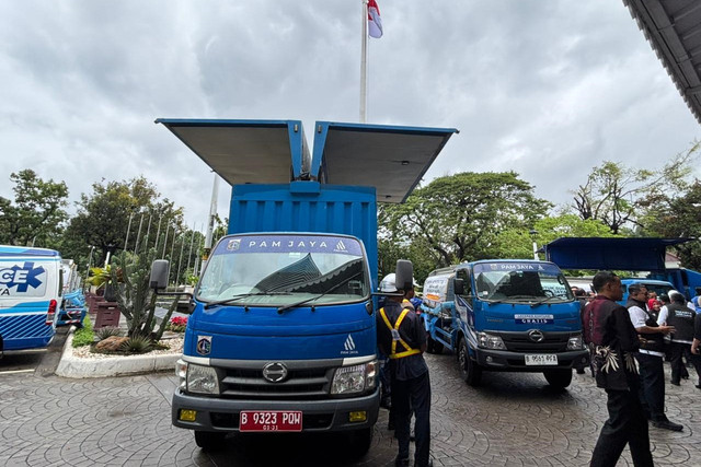 IPA Mobile dan mobil tangki yang akan disalurkan ke Sumatera di Balai Kota, Jakarta Pusat, Rabu (31/12/2026). Foto: Amira Nada/kumparan