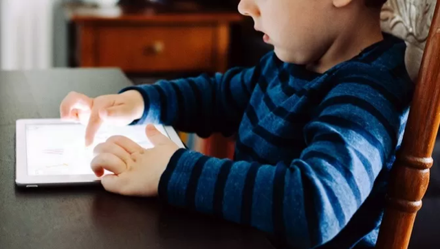 Ilustrasi anak pakai gawai. Foto: Pixabay