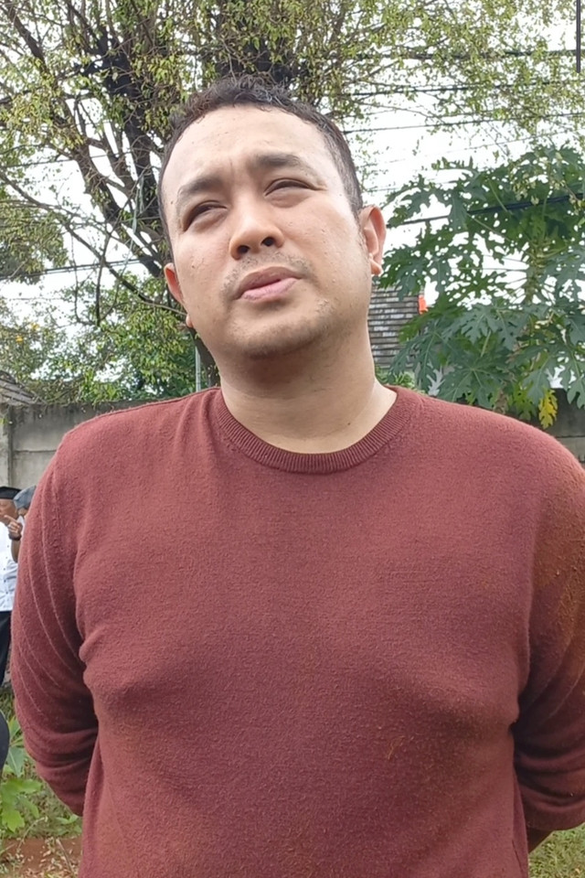 Gilang Dirga di TPU Al Hidayah, Pondok Gede, Bekasi, Jawa Barat, Rabu (31/12.2025). Foto: Giovanni/kumparan