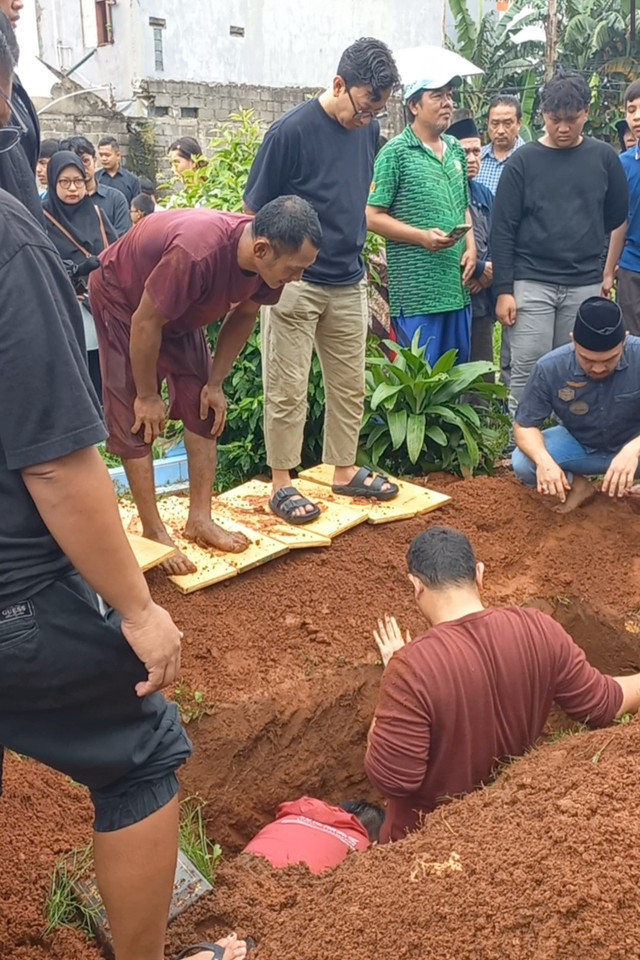 Gilang Dirga di TPU Al Hidayah, Pondok Gede, Bekasi, Jawa Barat, Rabu (31/12.2025). Foto: Giovanni/kumparan