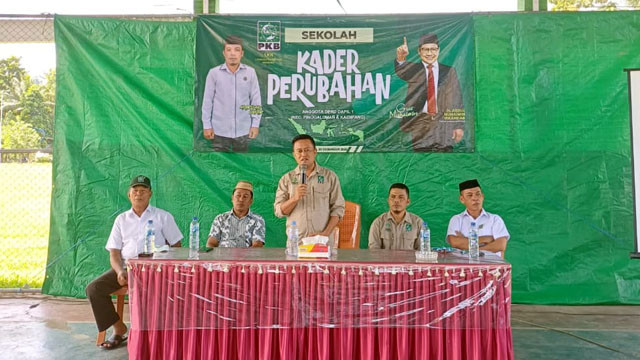 Ketua DPC PKB Bolmong Utara, Donal Lamunte, saat membuka Sekolah Kader Perubahan.