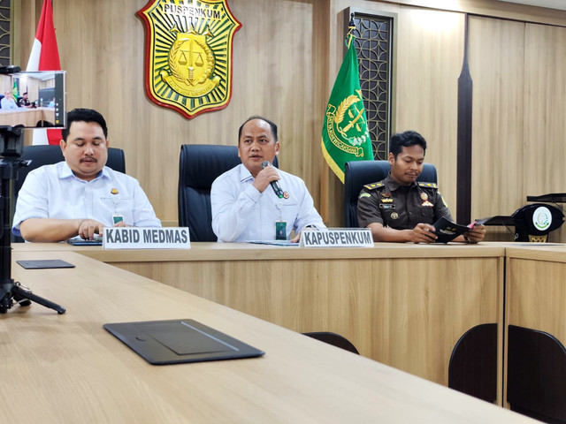 Kapuspenkum Kejaksaan Agung Anang Supriatna (tengah) dalam acara laporan akhir tahun dan capaian Kejagung 2025 di Pusat Penerangan dan Hukum (Puspenkum) Kejagung, Jakarta pada Rabu (31/12/2025). Foto: Luthfi Humam/kumparan