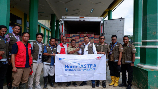 Nurani Astra telah menyalurkan lebih dari 35.500 paket sembako dan perlengkapan darurat guna membantu memenuhi kebutuhan dasar masyarakat di tiga wilayah terdampak banjir bandang dan tanah longsor yaitu Aceh, Sumatra Utara, dan Sumatera Barat. Foto: Astra