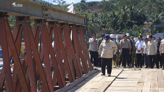 Presiden Prabowo Subianto berjalan melewati Jembatan Bailey Sungai Garoga saat melakukan peninjauan di Tapanuli Selatan, Sumatera Utara, Rabu (31/12/2025). Foto: YouTube/Sekretariat Presiden