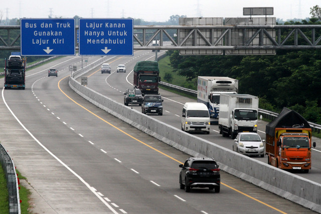 Kendaraan melintas di ruas Tol Ngawi-Solo dekat Gerbang Tol Ngawi di sekitar KM 579, Dawu, Ngawi, Jawa Timur, Rabu (31/12/2025). Foto: ANTARA FOTO/Ari Bowo Sucipto