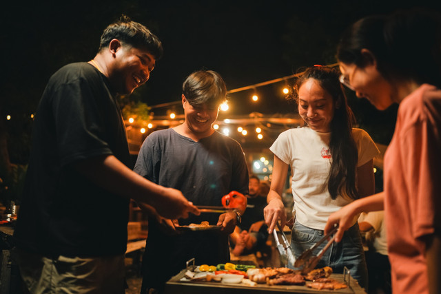 Ilustrasi pesta makan malam tahun baru. Foto: Chokniti-Studio/Shutterstock