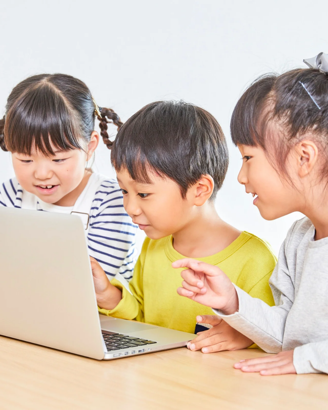 Ilustrasi Anak Main Game Online (Sumber: Canva)