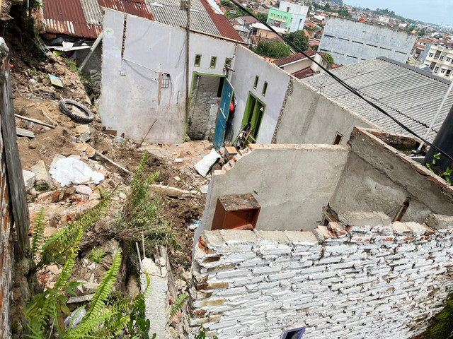 Tanah longsor di rumah warga di Jalan Hayam Wuruk Gang Macam, Lingkungan II, Kelurahan Kebon Jeruk, Kecamatan Tanjungkarang Timur, Bandar Lampung | Foto : Eka Febriani / Lampung Geh