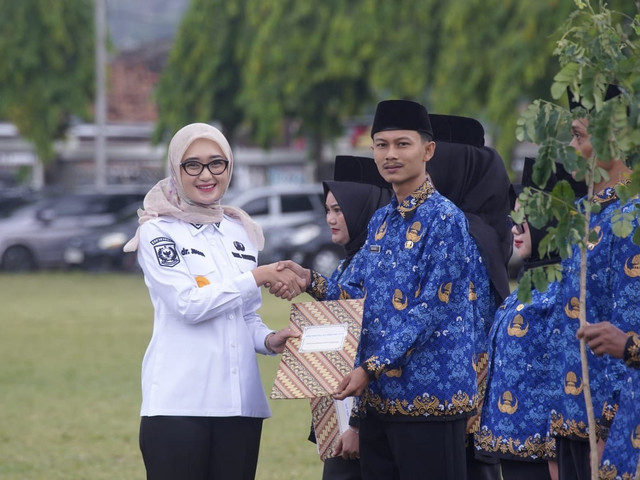 Wakil Gubernur Lampung Jihan Nurlela saat menyerahkan SK Pegawai Pemerintah dengan Perjanjian Kerja (PPPK) Paruh Waktu | Foto : Dok. Adpim