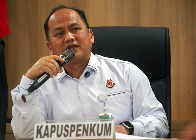 Kapuspenkum Kejagung Anang Supriatna memberikan keterangan pers terkait capaian kinerja Kejaksaan RI Tahun 2025 di Kejaksaan Agung, Jakarta, Rabu (31/12/2025). Foto: ANTARA FOTO/Muhammad Iqbal