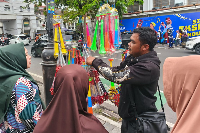 Oleh, penjual terompet di Jalan Asia Afrika, Bandung, Rabu (31/12/2025). Foto: Linda Lestari/kumparan