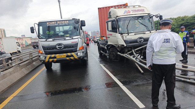Kecelakaan tunggal truk di Tol Dalam Kota Cempaka Putih. Foto: Dok. Istimewa
