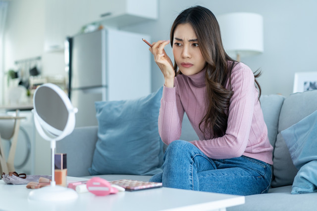 Ilustrasi perempuan makeup . Foto: Hananeko_Studio/Shutterstock