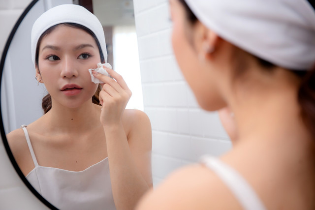 Apakah Aman Mengaplikasikan Hyaluronic Acid Dibarengi Retinol? Ini Kata Dokter. Foto: NT_Studio/shutterstock