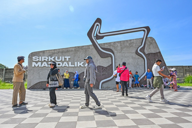 Wisatawan berfoto di depan logo sirkuit Mandalika di KEK Mandalika, Kecamatan Pujut, Lombok Tengah, NTB, Rabu (31/12/2025). Foto: ANTARA FOTO/Ahmad Subaidi