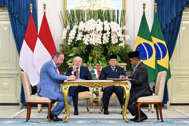 Bahlil Lahadalia menandatangani Perjanjian Kerjasama 2 Negara disaksikan oleh Presiden RI dan Presiden Brazil, Foto: Instagram / @bahlillahadalia.