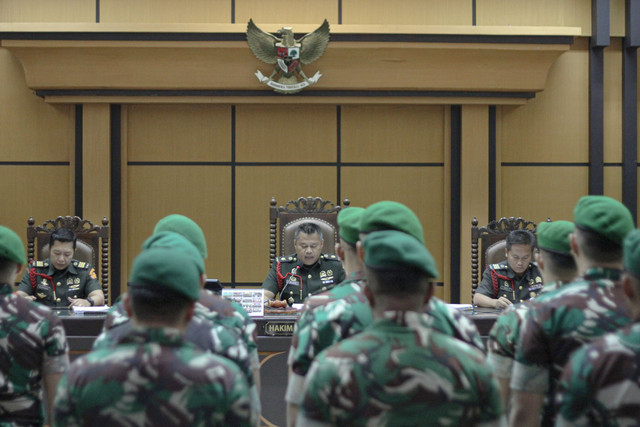 Ketua Majelis Hakim Mayor Chk Subiyanto (tengah) membacakan putusan kepada terdakwa kasus kematian Prada Lucky Namo di Pengadilan Militer III-15 Kupang, Nusa Tenggara Timur, Rabu (31/12/2025). Foto: Mega Tokan/ANTARA FOTO