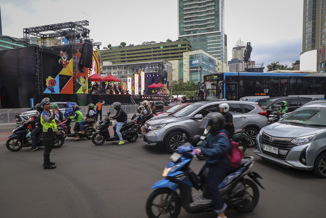 Suasana menjelang perayaan malam tahun baru di kawasan Bundaran HI, Jakarta, Kamis (31/12/2025). Foto: Iqbal Firdaus/kumparan