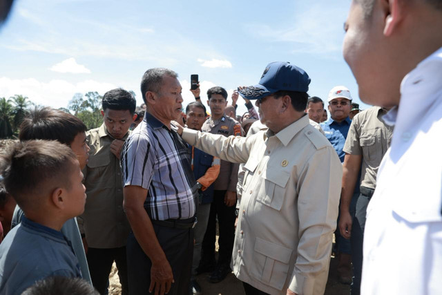 Presiden RI Prabowo Subianto saat meninjau jembatan Bailey Sungai Garoga, Batang Toru, Tapanuli Selatan, Rabu (31/12/2025). Foto: Bakom RI