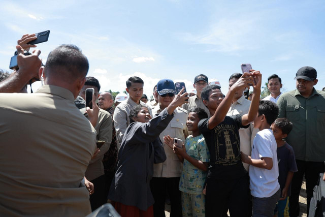 Presiden RI Prabowo Subianto saat meninjau jembatan Bailey Sungai Garoga, Batang Toru, Tapanuli Selatan, Rabu (31/12/2025). Foto: Bakom RI