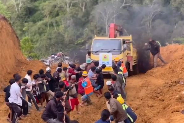 Momen gotong royong petugas dan warga Aceh Tengah tarik truk pembawa material listrik. Foto: Dok. Bakom RI