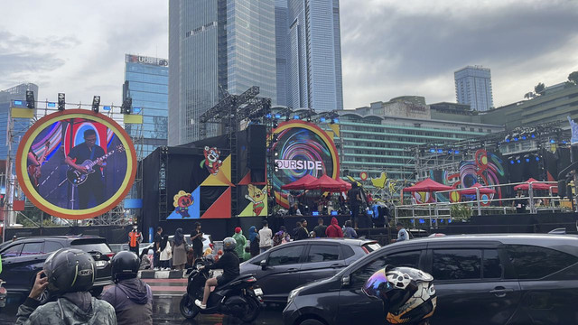 Suasana lalu lintas jelang malam perayaan Tahun Baru 2026 di kawasan Bundaran HI, Thamrin, Jakarta Pusat, Rabu (31/12/2025). Foto: Fadhil Pramudya/kumparan