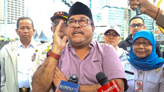 Wakil Gubernur Jakarta, Rano Karno, saat diwawancarai wartawan saat meninjau langsung persiapan perayaan malam Tahun Baru 2026, di kawasan Bundaran HI, Jakarta Pusat, Rabu (31/12/2025). Foto: Fadhil Pramudya/kumparan