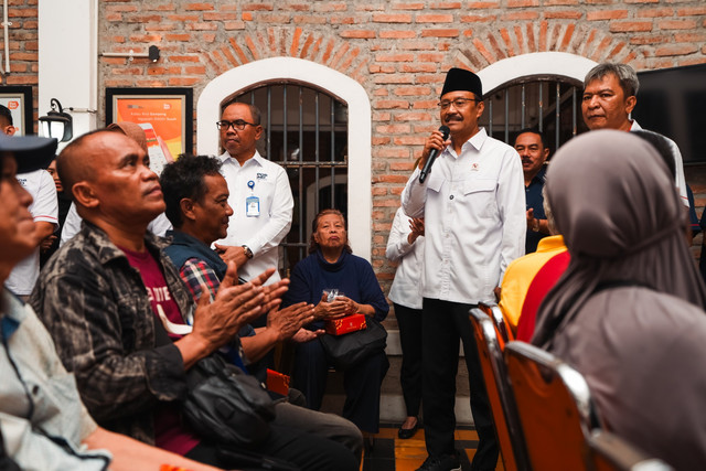 Menteri Sosial Saifullah Yusuf (Gus Ipul) saat meninjau langsung penyaluran BLTS bersama Plt. Dirut PT Pos Indonesia Haris di Kantor Pos Cikini, Jakarta Pusat, Rabu (31/12/2025). Foto: Dok. Kemensos