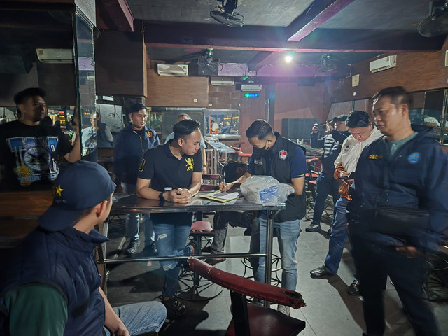 Direktorat Reserse Narkoba Polda Sumsel menggelar operasi besar-besaran di kawasan lokalisasi Teratai Putih atau Kampung Baru, Kecamatan Sukarami, Selasa malam (30/12/2025). Foto : Humas Polda Sumsel