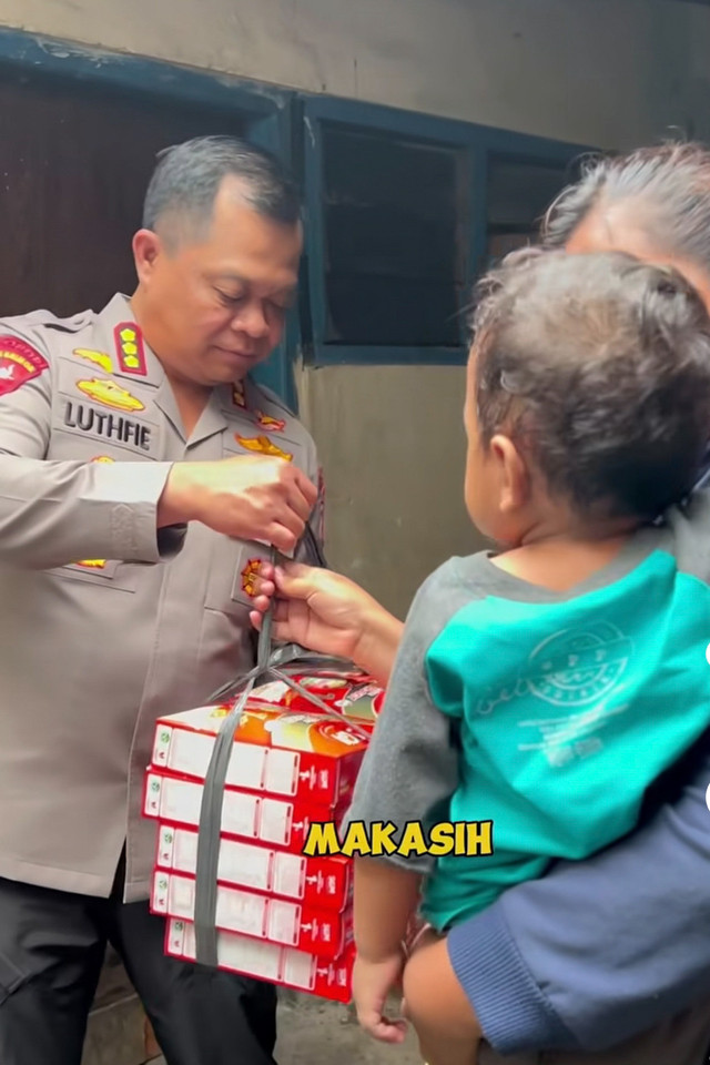 Kapolrestabes Surabaya Kombes Pol Luthfie Sulistiawan saat bertemu anak dari salah satu tahanan. Foto: Dok. Instagram/@luthfie.daily