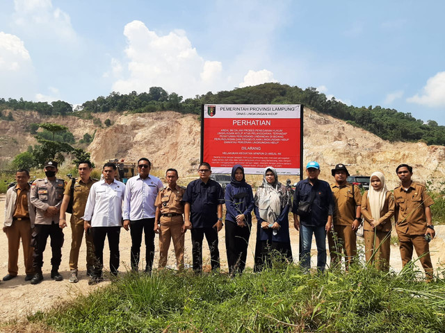 Penutupan tambang ilegal yang dilakukan oleh dinas lingkungan hidup provinsi Lampung | Foto : Dok. Ist