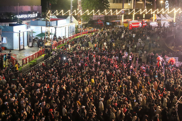 Lautan manusia memadati perayaan pergantian tahun baru 2026 di kawasan Bundaran HI, Jakarta, Rabu (31/12/2025). Foto: Iqbal Firdaus/kumparan