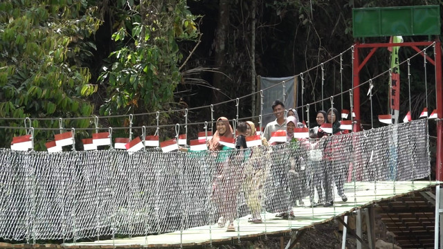 Jembatan Gantung Garuda di Pekon Umbar, Kecamatan Kelumbayan, Tanggamus, resmi dioperasikan. | Foto: Dok Istimewa