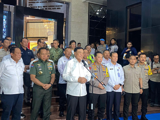 Menko Polkam, Jenderal TNI (Purn.) Djamari Chaniago, Kapolri Jenderal Listyo Sigit Prabowo dan Panglima TNI Jenderal Agus Subiyanto usai melakukan pantauan perayaan tahun baru di sejumlah daerah di Indonesia di Polda Metro Jaya, Jakarta, Rabu (31/12) Foto: Rayyan Farhansyah/kumparan