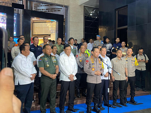 Menko Polkam, Jenderal TNI (Purn.) Djamari Chaniago, Kapolri Jenderal Listyo Sigit Prabowo dan Panglima TNI Jenderal Agus Subiyanto usai melakukan pantauan perayaan tahun baru di sejumlah daerah di Indonesia di Polda Metro Jaya, Jakarta, Rabu (31/12) Foto: Rayyan Farhansyah/kumparan