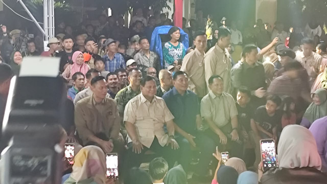 Presiden Prabowo Subianto tiba di pengungsian korban bencana di Desa Batu Hula, Batang Toru, Tapanuli Selatan, Rabu (31/12/2025) malam. Foto: Jonathan Devin/kumparan