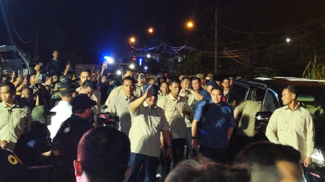 Presiden Prabowo Subianto tiba di pengungsian korban bencana di Desa Batu Hula, Batang Toru, Tapanuli Selatan, Rabu (31/12/2025) malam. Foto: Jonathan Devin/kumparan
