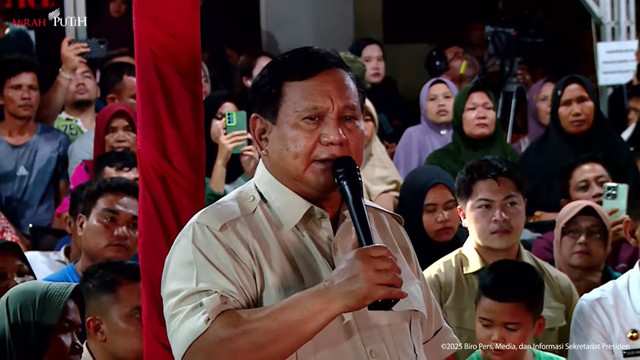Presiden Prabowo Subianto saat berkunjung ke lokasi terdampak bencana di Tapanuli Selatan saat menjelang malam tahun baru 2026, Rabu (31/12/2025). Foto: YouTube/Sekretariat Presiden