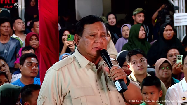 Presiden Prabowo Subianto saat berkunjung ke lokasi terdampak bencana di Tapanuli Selatan saat menjelang malam tahun baru 2026, Rabu (31/12/2025). Foto: YouTube/Sekretariat Presiden