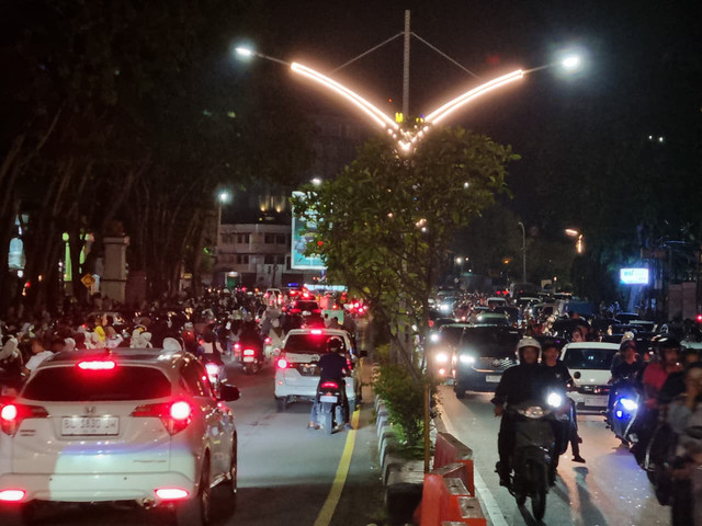 Arus lalu lintas di kawasan Simpang Lima, Banda Aceh, tampak padat pada malam pergantian Tahun Baru 2026, meski tanpa perayaan kembang api maupun petasan, Kamis (1/1/2026). Foto: kumparan