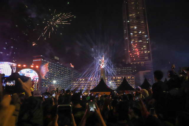 Suasana pergantian Tahun Baru 2026 di kawasan Bundaran Hotel Indonesia (HI), Jakarta, Kamis (1/1/2026). Foto: Iqbal Firdaus/kumparan
