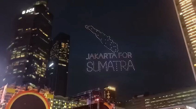 Atraksi drone bertuliskan Jakarta for sumatera di Bunderan HI. Foto: Rayyan/kumparan