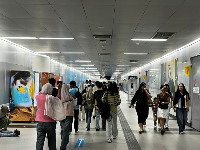 Suasana stasiun MRT Bunderan HI usai perayaan Tahun Baru 2026. Foto: Rayyan/kumparan