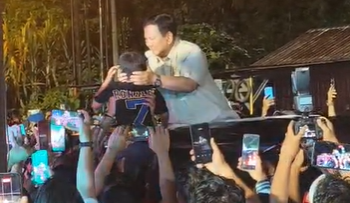 Momen Presiden Prabowo Subianto memeluk anak-anak di pengungsian korban bencana di Batang Toru, Tapanuli Selatan, Sumatera Utara, Kamis (1/1). Foto: Jonathan/kumparan