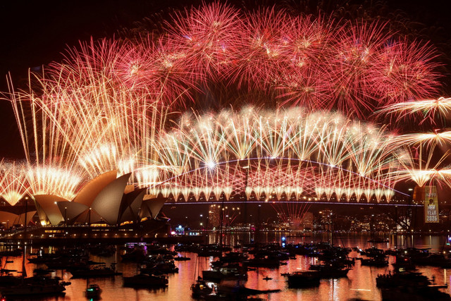 Kembang api di atas Jembatan Pelabuhan Sydney untuk menandai Tahun Baru di Sydney, Australia, 1 Januari 2026. Foto: REUTERS/Hollie Adams