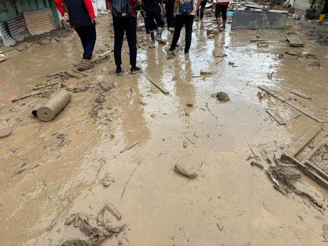 Kondisi jalanan pascabanjir semalam di Nagari Maninjau, Kabupaten Agam, Sumbar pada Kamis (1/1). Foto: Abid Raihan/kumparan